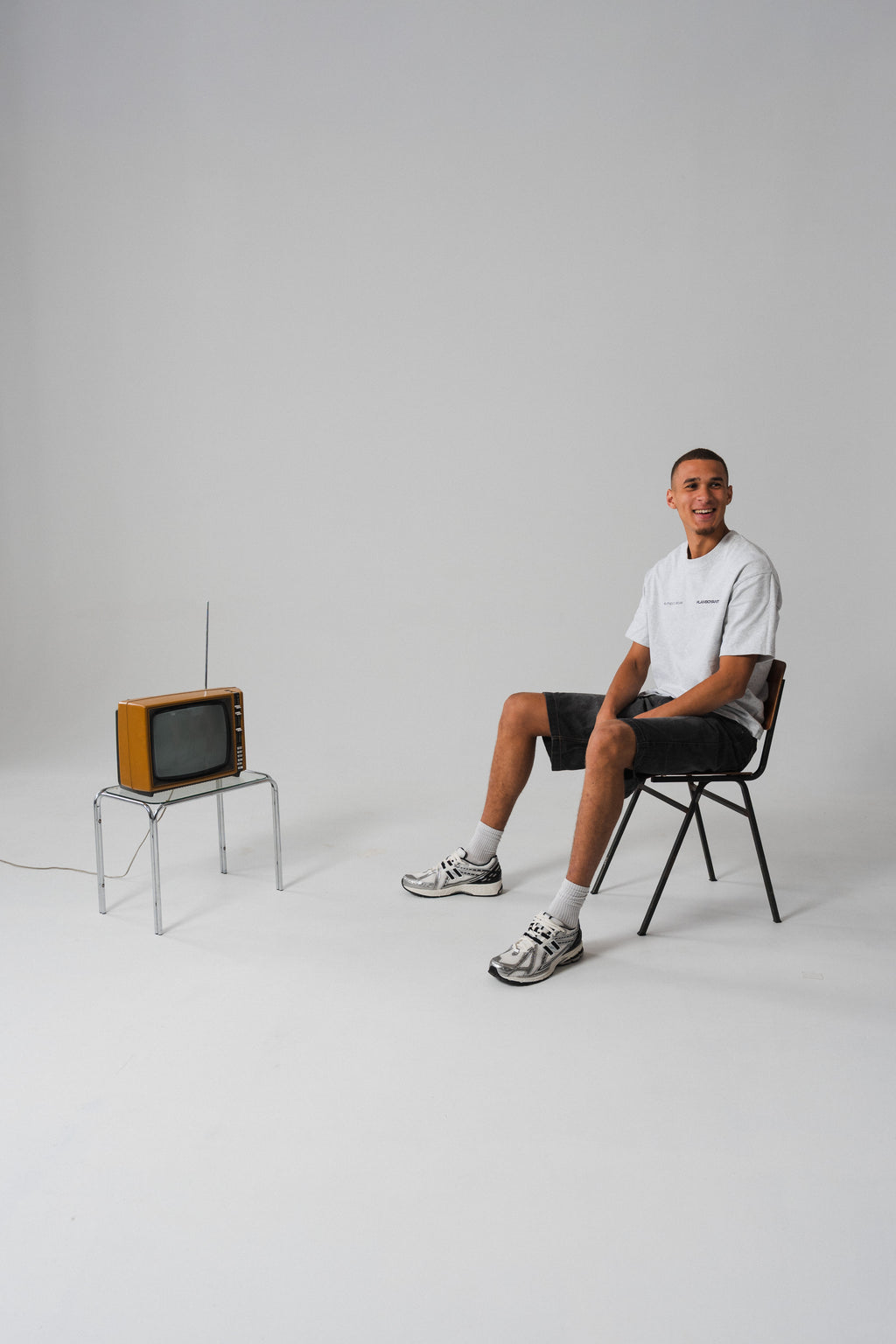THE CLIQUE UNIFORM TEE